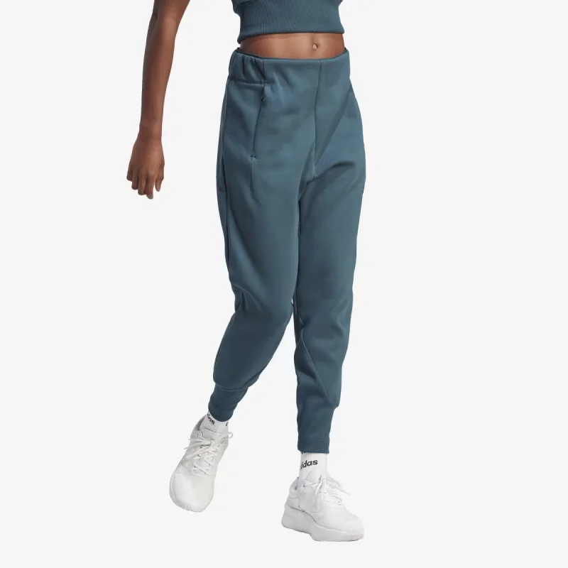 Trenerka te poshtme per femra