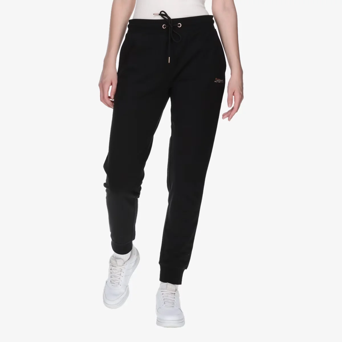 Trenerka te poshtme per femra